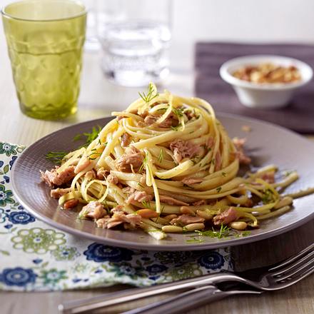 Linguine mit Thunfisch und Pinienkernen Rezept Linguine mit Thunfisch und Pinienkernen Rezept