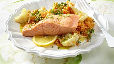 Linsen-Blumenkohl-Salat mit gedünstetem Lachs Rezept - Foto: House of Food / Bauer Food Experts KG
