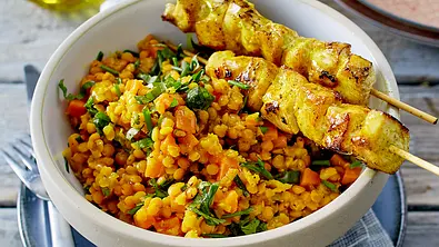 Linsen-Curry-Salat mit Hähnchenspießen Rezept - Foto: LECKER @ Bauer Media Group
