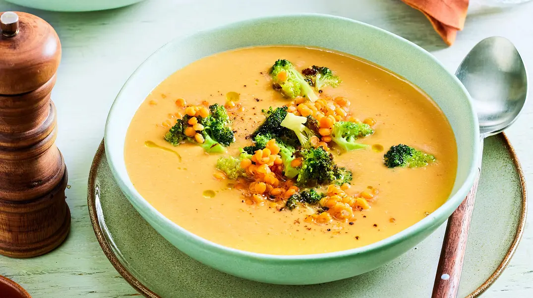 Linsen-Currysuppe mit Brokkoli Rezept - Foto: LECKER @ Bauer Media Group Linsen-Currysuppe mit Brokkoli Rezept - Foto: LECKER @ Bauer Media Group