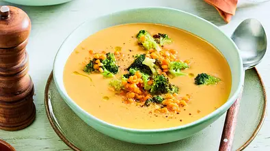 Linsen-Currysuppe mit Brokkoli Rezept - Foto: LECKER @ Bauer Media Group