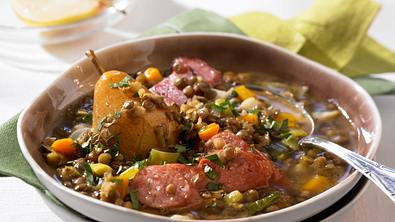 Linsen-Eintopf mit Speck und Kochwürsten Rezept - Foto: LECKER @ Bauer Media Group