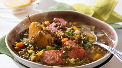 Linsen-Eintopf mit Speck und Kochwürsten Rezept - Foto: LECKER @ Bauer Media Group
