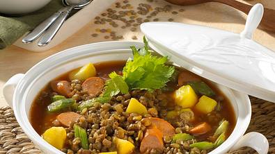 Linsen-Eintopf mit Würstchen Rezept - Foto: LECKER @ Bauer Media Group