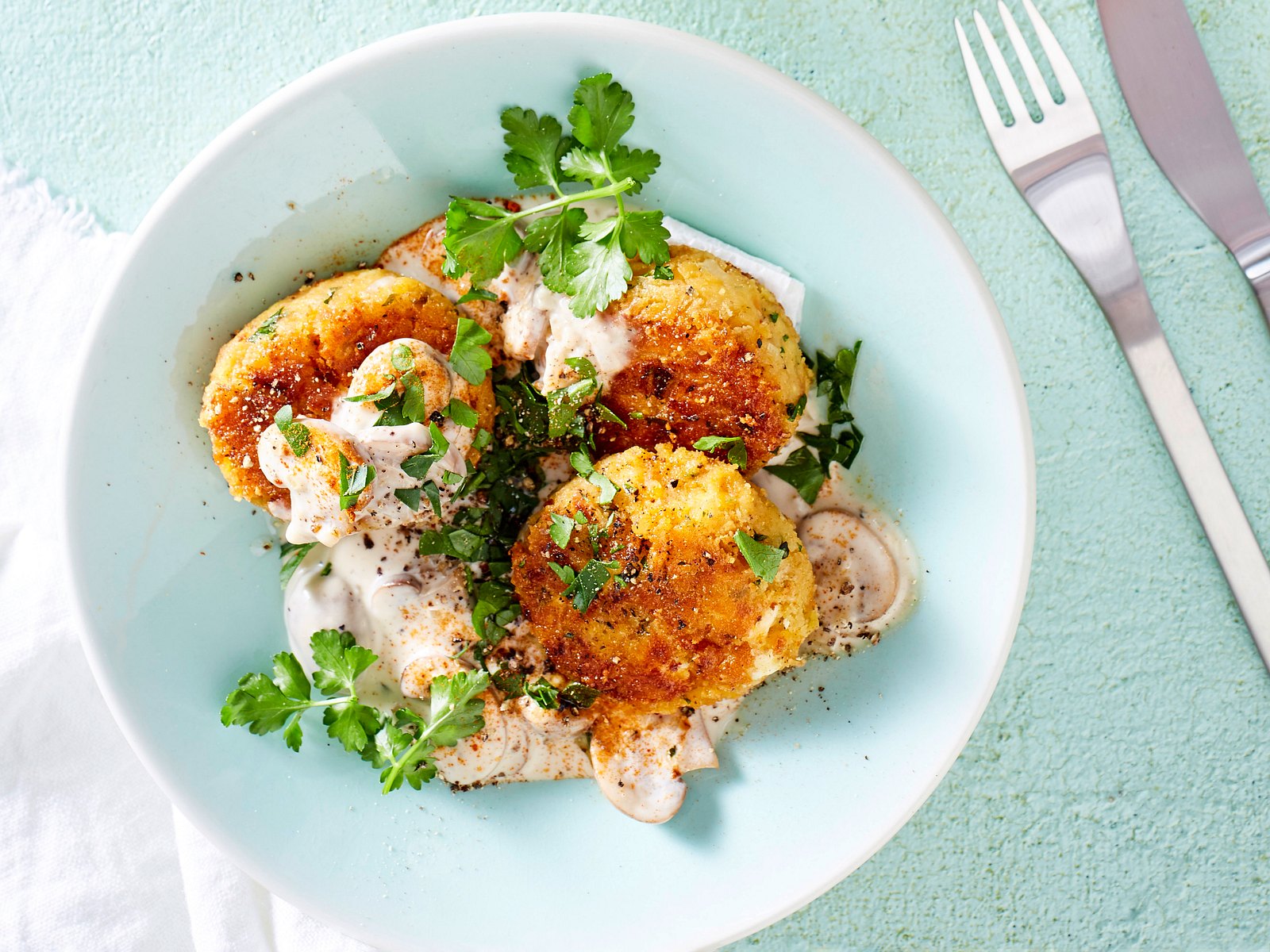 Linsen-Feta-Frikadellen auf Pilzrahm Rezept | LECKER