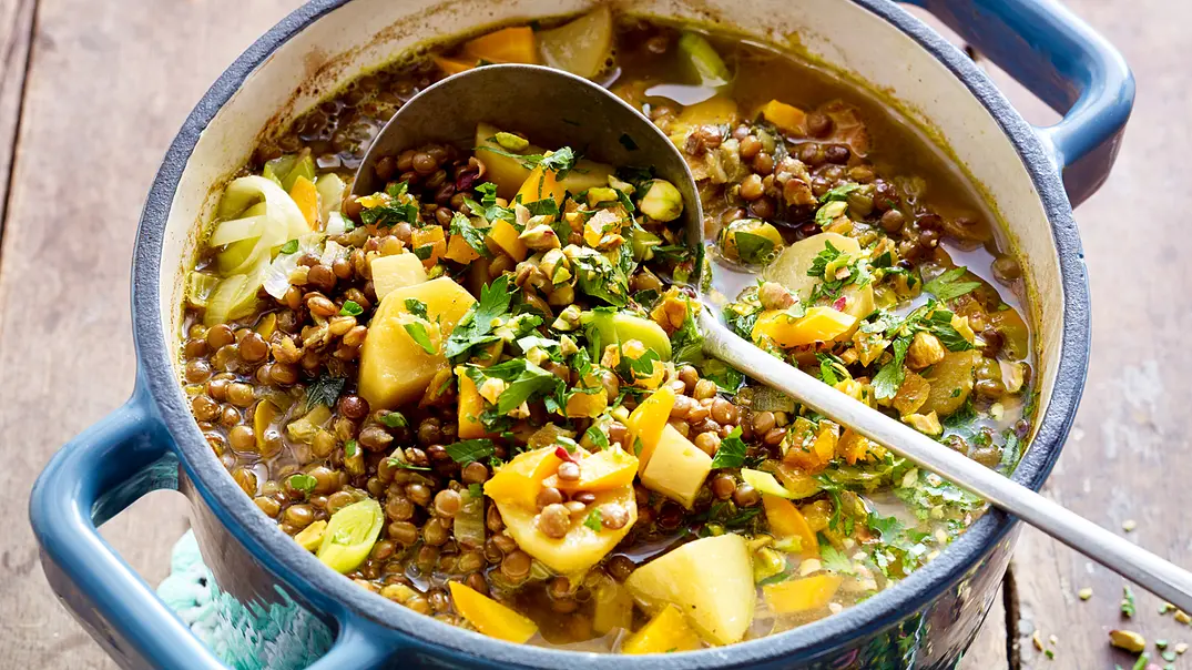 Linsen-Kartoffel-Curry-Suppe Rezept - Foto: LECKER @ Bauer Media Group Linsen-Kartoffel-Curry-Suppe Rezept - Foto: LECKER @ Bauer Media Group