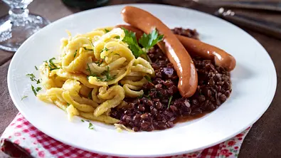 Linsen mit Spätzle und Saitenwürstle Rezept - Foto: LECKER @ Bauer Media Group