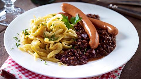 Linsen mit Spätzle und Saitenwürstle Rezept - Foto: House of Food / Bauer Food Experts KG