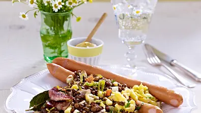 Linsen mit Spätzle und Würstchen Rezept - Foto: LECKER @ Bauer Media Group