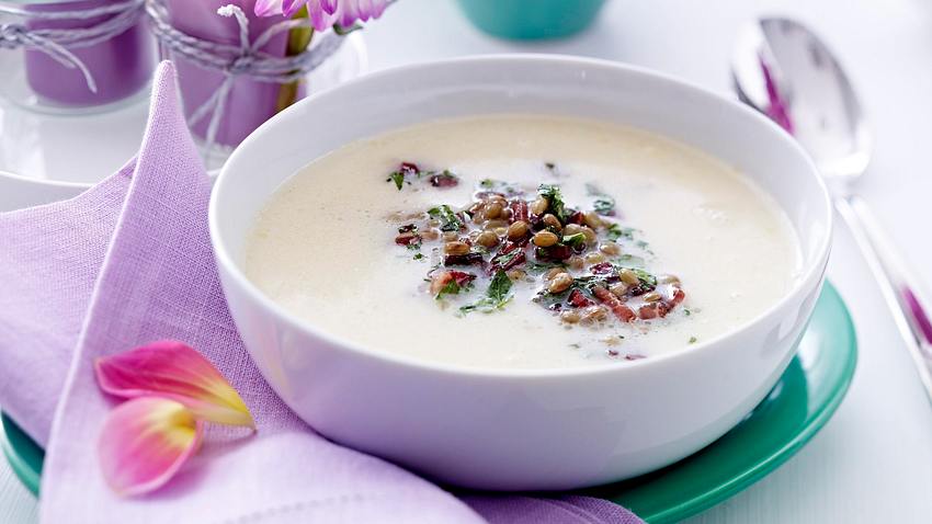 Linsen-Sahnesuppe mit Katenschinken-Croûtons Rezept - Foto: House of Food / Bauer Food Experts KG