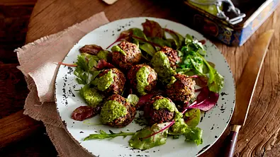 Linsen-Zucchini-Bällchen mit Pistazienpesto Rezept - Foto: LECKER @ Bauer Media Group