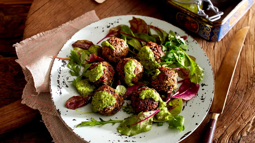 Linsen-Zucchini-Klopse mit Pistazien-Pesto Rezept - Foto: LECKER @ Bauer Media Group