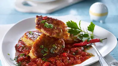 Linsenbällchen in Tomatensoße zu grünem Salat Rezept - Foto: LECKER @ Bauer Media Group