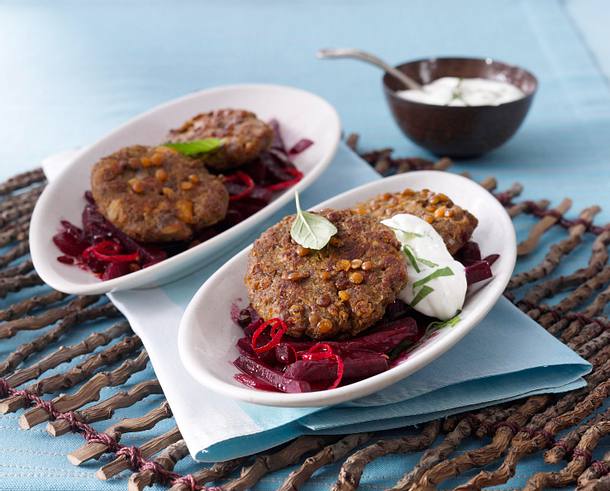Linsenbratlinge auf Rote Bete-Gemüse und Joghurt-Dip Rezept Linsenbratlinge auf Rote Bete-Gemüse und Joghurt-Dip Rezept