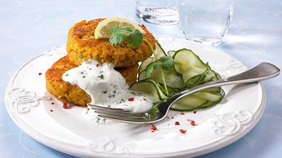 Linsenbratlinge mit Gurkensalat Rezept - Foto: LECKER @ Bauer Media Group