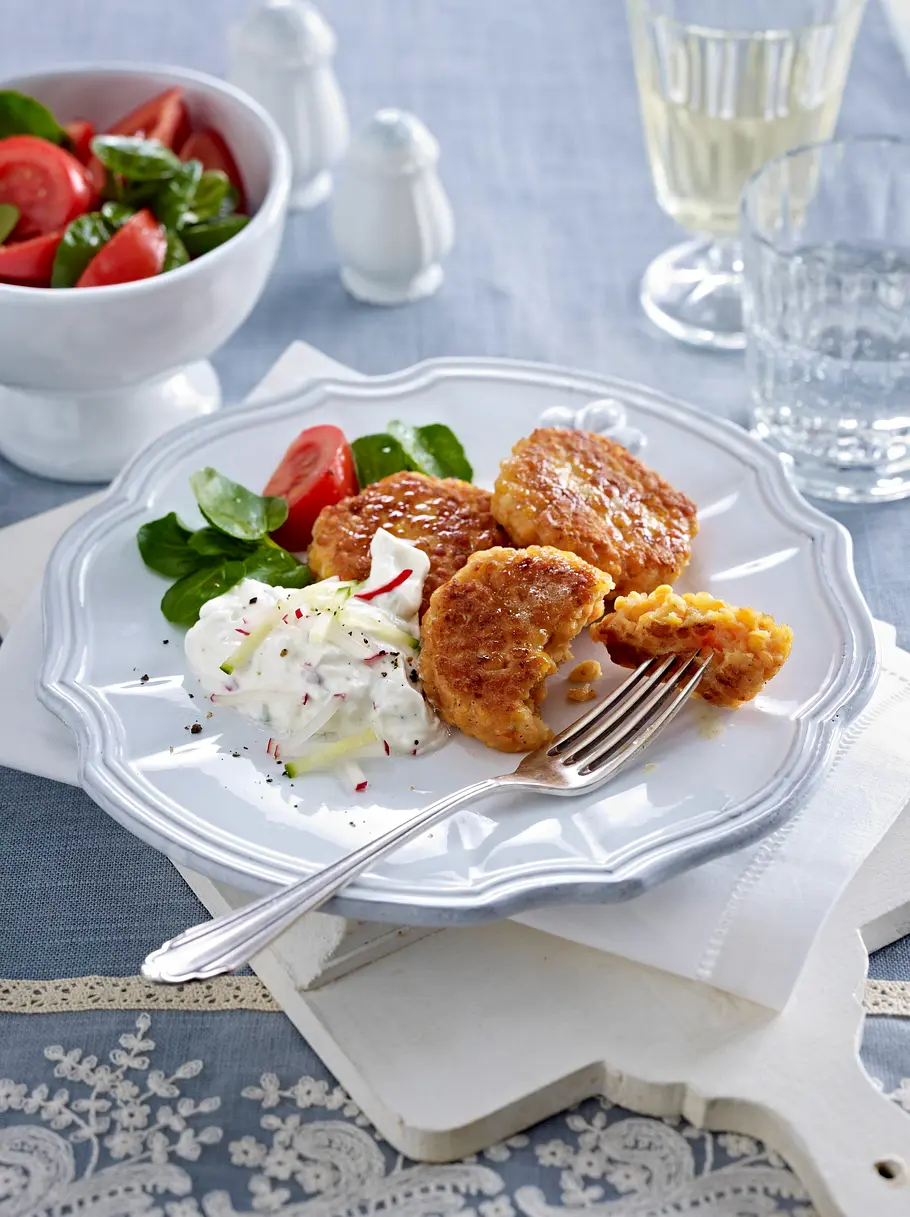 Linsenbratlinge mit Radieschen-Gurken-Dip Rezept Linsenbratlinge mit Radieschen-Gurken-Dip Rezept