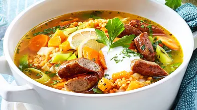 Linseneintopf mit Rostbratwürstchen Rezept - Foto: LECKER @ Bauer Media Group