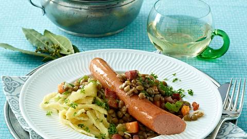 Linsengemüse mit Saiten (Wiener Würstchen) und Spätzle Rezept - Foto: House of Food / Bauer Food Experts KG