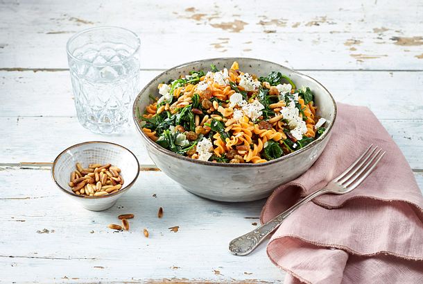 Rote Linsennudeln mit Spinat und Feta Rezept Rote Linsennudeln mit Spinat und Feta Rezept