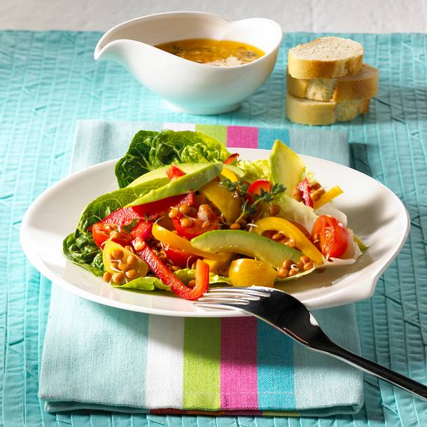 Linsensprossensalat mit Kirschtomaten, Paprika und Avocado Rezept Linsensprossensalat mit Kirschtomaten, Paprika und Avocado Rezept