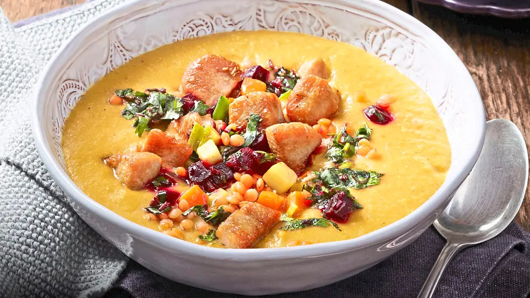 Linsensuppe mit Bete-Gremolata Rezept - Foto: LECKER @ Bauer Media Group Linsensuppe mit Bete-Gremolata Rezept - Foto: LECKER @ Bauer Media Group