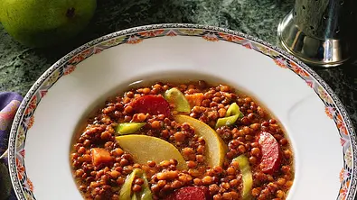 Linsensuppe mit Birnenspalten Rezept - Foto: LECKER @ Bauer Media Group Linsensuppe mit Birnenspalten Rezept - Foto: LECKER @ Bauer Media Group