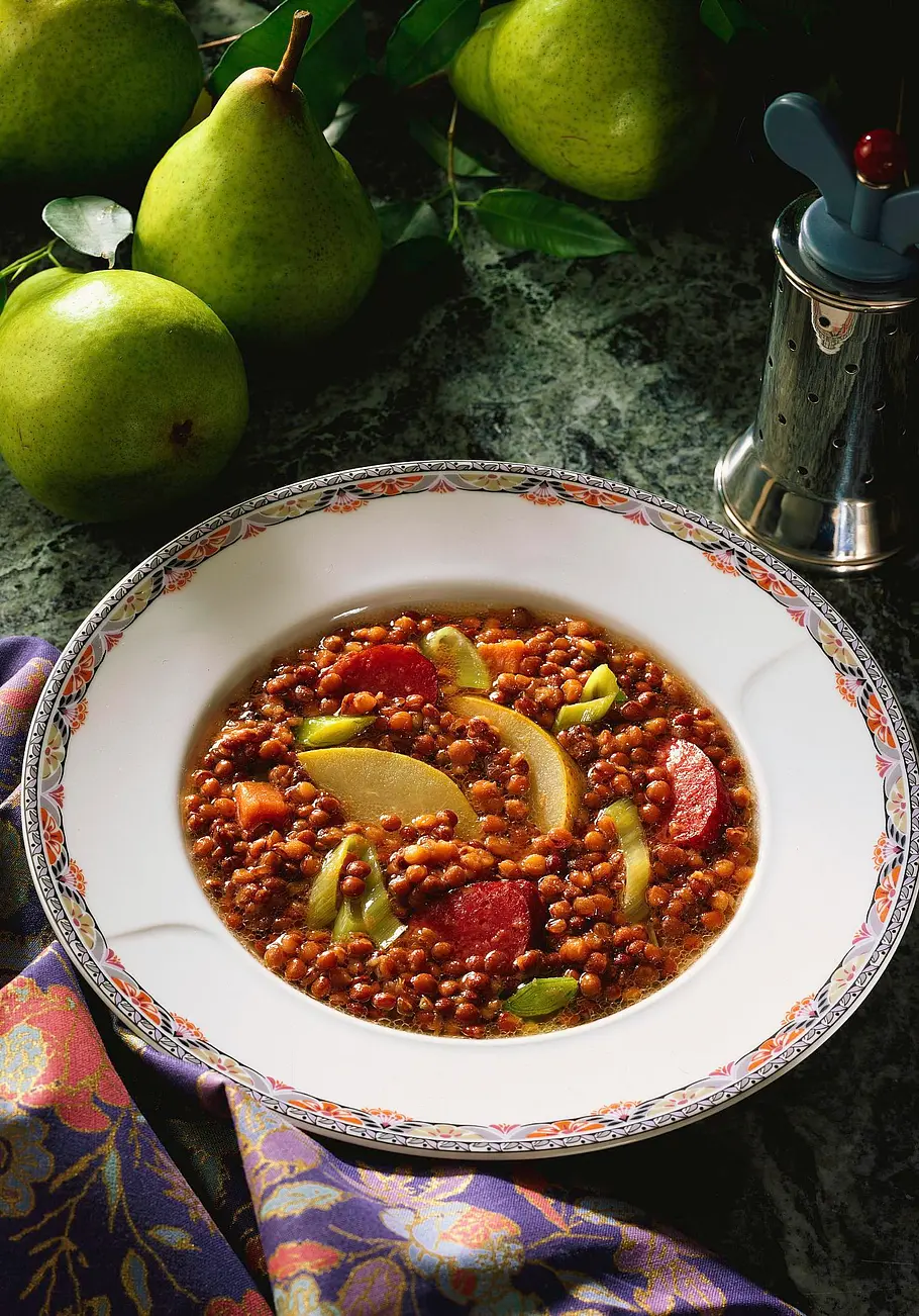Linsensuppe mit Birnenspalten Rezept Linsensuppe mit Birnenspalten Rezept