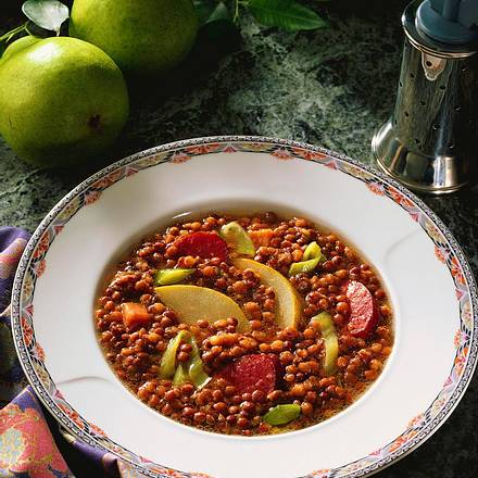 Linsensuppe mit Birnenspalten Rezept