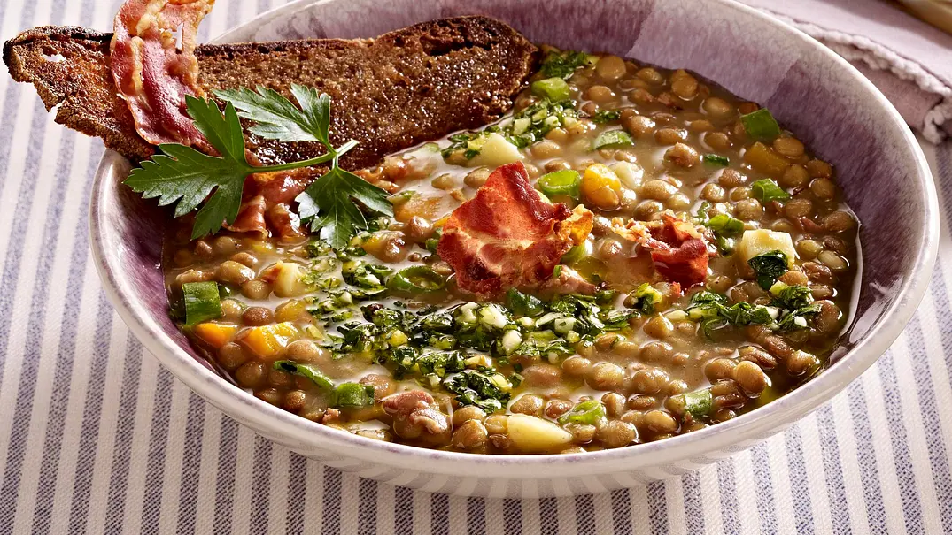Linsensuppe mit Pancetta und Röstbrot Rezept - Foto: LECKER @ Bauer Media Group Linsensuppe mit Pancetta und Röstbrot Rezept - Foto: LECKER @ Bauer Media Group