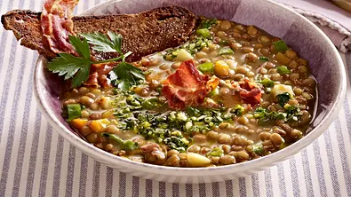 Linsensuppe mit Pancetta und Röstbrot Rezept - Foto: LECKER @ Bauer Media Group