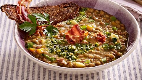 Linsensuppe mit Pancetta und Röstbrot Rezept - Foto: House of Food / Bauer Food Experts KG