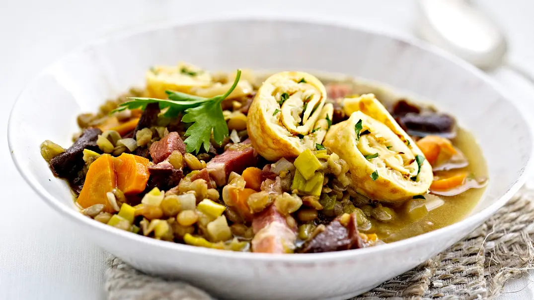 Linsensuppe mit Sauerkraut-Flädle Rezept - Foto: LECKER @ Bauer Media Group Linsensuppe mit Sauerkraut-Flädle Rezept - Foto: LECKER @ Bauer Media Group