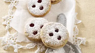 Linzer Augen mit Puderzucker - Foto: LECKER @ Bauer Media Group