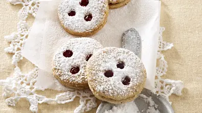 Linzer Augen mit Puderzucker - Foto: LECKER @ Bauer Media Group
