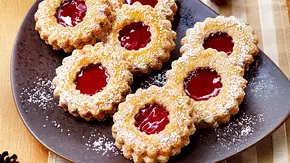 Linzer Plätzchen mit Johannisbeergelee nach Omas Rezept - Foto: LECKER @ Bauer Media Group Linzer Plätzchen mit Johannisbeergelee nach Omas Rezept - Foto: LECKER @ Bauer Media Group