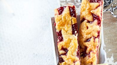 Linzer Sternschnuppen Rezept - Foto: LECKER @ Bauer Media Group