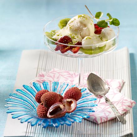 Litchi-Sorbet zu gemischten Früchten und Sektschaum Rezept Litchi-Sorbet zu gemischten Früchten und Sektschaum Rezept