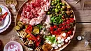 Ein große runde Antipasti-Platte mit Kirschtomaten, Oliven, Schinken, Salami, Mozzarella und Auberginen - Foto: LECKER @ Bauer Media Group Ein große runde Antipasti-Platte mit Kirschtomaten, Oliven, Schinken, Salami, Mozzarella und Auberginen - Foto: LECKER @ Bauer Media Group