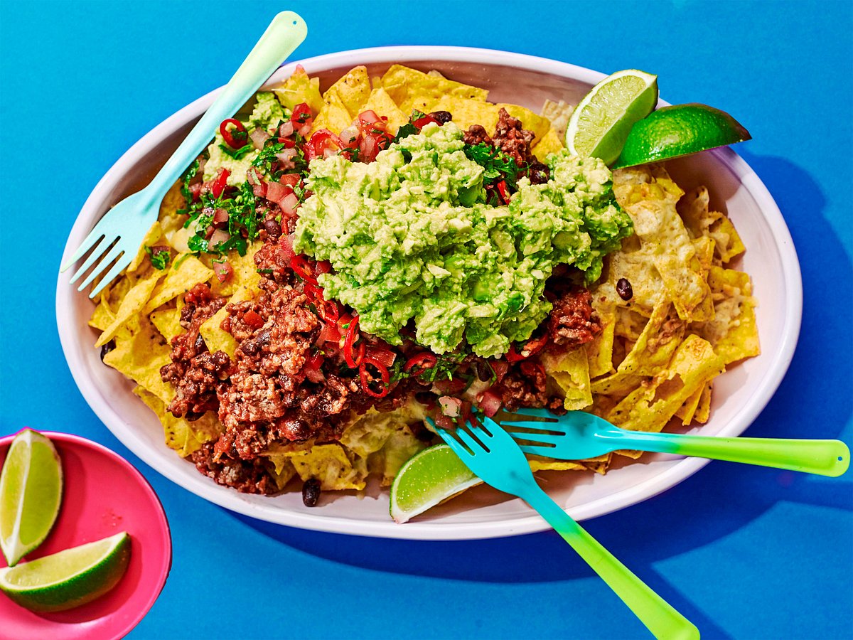 Loaded Nachos mit Hackfleisch und Guacamole