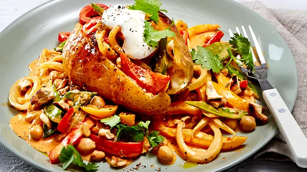 Loaded Ofenkartoffel mit rotem Gemüse-Curry Rezept - Foto: LECKER @ Bauer Media Group Loaded Ofenkartoffel mit rotem Gemüse-Curry Rezept - Foto: LECKER @ Bauer Media Group