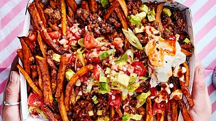 Loaded Süßkartoffel-Fritten aus dem Ofen Rezept - Foto: LECKER @ Bauer Media Group Loaded Süßkartoffel-Fritten aus dem Ofen Rezept - Foto: LECKER @ Bauer Media Group