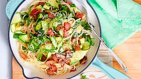 Spaghetti-Carbonara mit Zucchini und knusprigem Speck in einer hellblauen Pfanne, garniert mit frischen Kräutern und Parmesan - Foto: Bauer Media Australia, Food Spaghetti-Carbonara mit Zucchini und knusprigem Speck in einer hellblauen Pfanne, garniert mit frischen Kräutern und Parmesan - Foto: Bauer Media Australia, Food