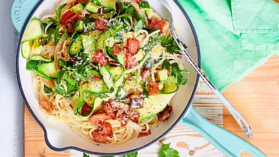 Zucchini-Carbonara in einer hellblauen Pfanne - Foto: Bauer Media Australia, Food Zucchini-Carbonara in einer hellblauen Pfanne - Foto: Bauer Media Australia, Food