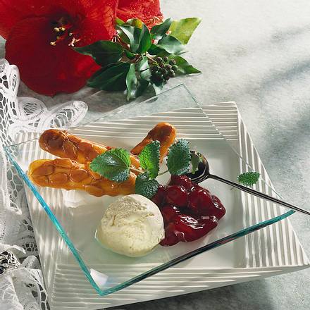 Löffelbiskuits in Mandel-Karamell mit Vanille-Eis Rezept Löffelbiskuits in Mandel-Karamell mit Vanille-Eis Rezept