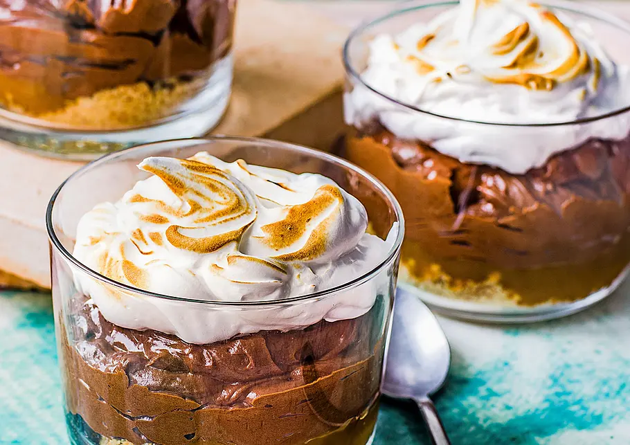 Löffel-S’mores mit Karamell-Schoki-Mousse Rezept Löffel-S’mores mit Karamell-Schoki-Mousse Rezept