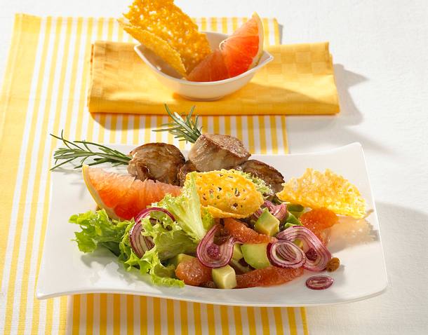 Lollo bianco mit Avocado, Grapefruit und Parmesanhippe, dazu Schweinemedaillonspieß Rezept