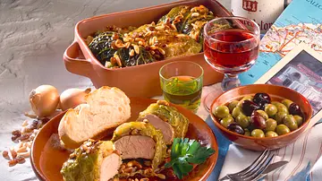 Lomo con col (Schweinfilet in Wirsing auf mallorquinische Art) Rezept - Foto: LECKER @ Bauer Media Group Lomo con col (Schweinfilet in Wirsing auf mallorquinische Art) Rezept - Foto: LECKER @ Bauer Media Group