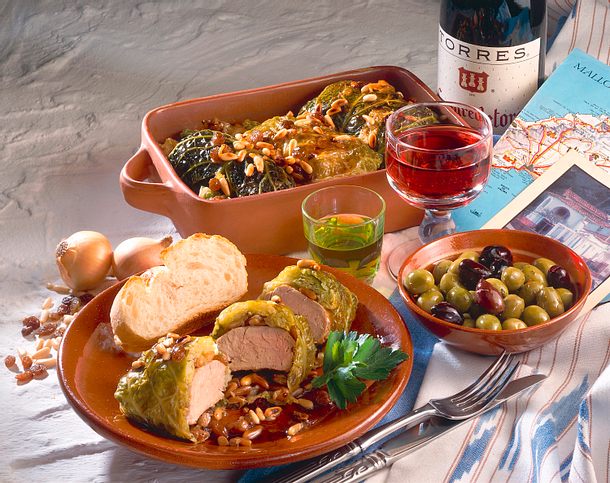 Lomo con col (Schweinfilet in Wirsing auf mallorquinische Art) Rezept Lomo con col (Schweinfilet in Wirsing auf mallorquinische Art) Rezept