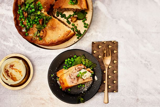 London in full Swing Pork pie mit minzerbsen und Orangendip Rezept