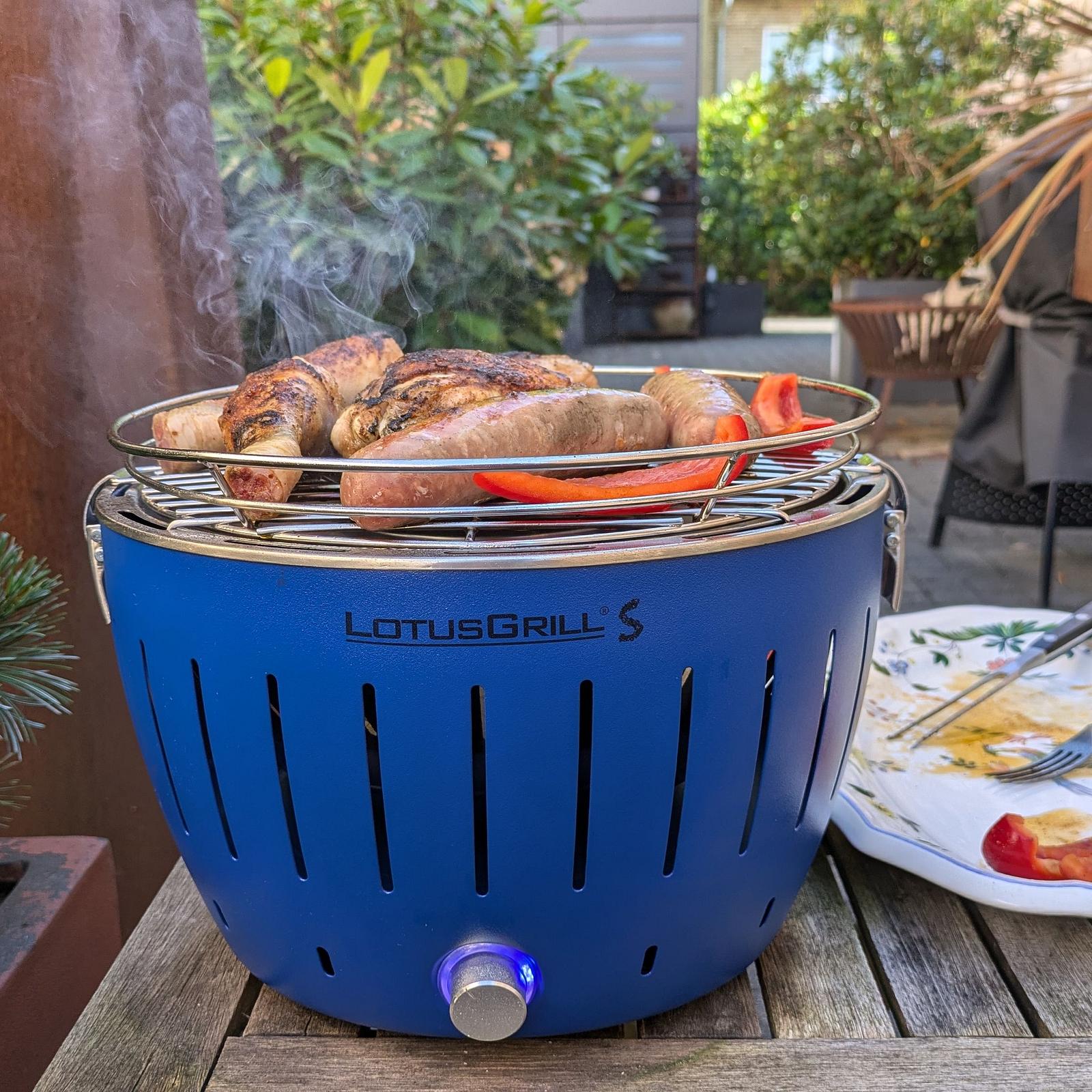Raucharmer Holzkohlegrill mit Ventilator und Röstaromen